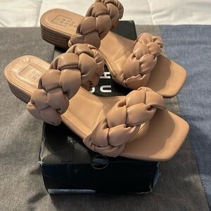 Women’s Size 9 cute Rope Sandal with 2 large rope straps across! Taupe is color